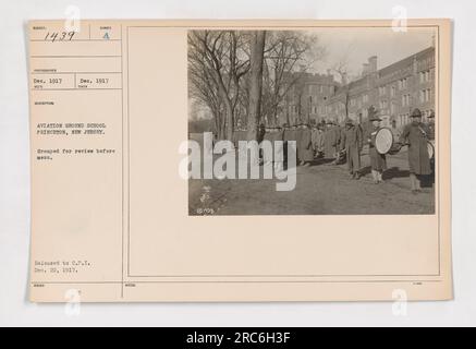 Eine Gruppe von Militärpersonal an der School of Military Aeronautics, Princeton University, versammelte sich zur Überprüfung vor einer Mahlzeit. Das Foto wurde im Dezember 1917 an der Flugschule in Princeton, New Jersey, aufgenommen. Dieses Bild hatte die Nummer 1439 und wurde am 20. Dezember 1917 für C.P.I. veröffentlicht. Stockfoto