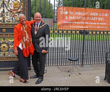 Cllr Steve Wright nimmt 20 Jahre nach dem Tod von Shafilea Ahmed in Warrington, Cheshire 2003, an der Eröffnung der Kampagne zur Beendigung ehrenbasierter Misshandlungen Teil Stockfoto