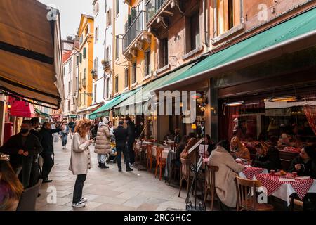 Venedig, Italien - 2. April 2022: Restaurants und Cafés, die italienische Speisen und Getränke in Venedig, Venetien, Italien, servieren. Stockfoto