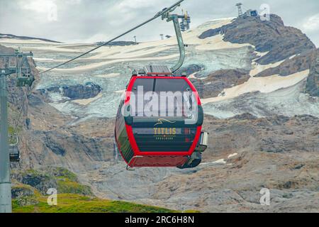 Titlis, Engelberg, Schweiz - 27. August 2020: Aufsteigen auf das Engelberg-Tal: Fahrt mit der Seilbahn zum Truebsee und Titlis-Berg in den Uri-Alpen Stockfoto