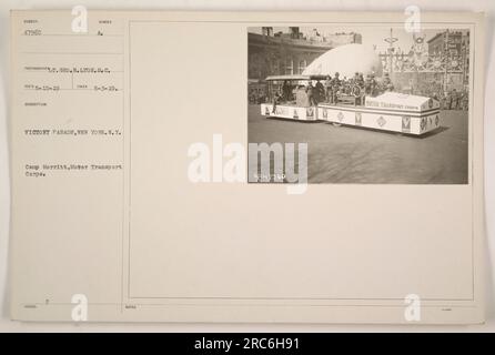 Mitglieder des Motor Transport Corps, die an einer Siegesparade in New York City teilnehmen. Das Foto wurde von Geo H.Lyon.S.C am 3. Mai 1919 aufgenommen und zeigt einen Teil der Parade. Die Gruppe wird als 47960 Motor Transport Corps 3-3406 identifiziert. Die Parade fand statt, um das Ende des Ersten Weltkriegs zu feiern. Stockfoto