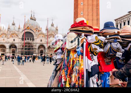 Venedig, Italien - 2. April 2022: Souvenirstand mit touristischen Artikeln aus Venedig auf der Piazza di San Marco, St. Markusplatz in Venedig, Italien. Stockfoto