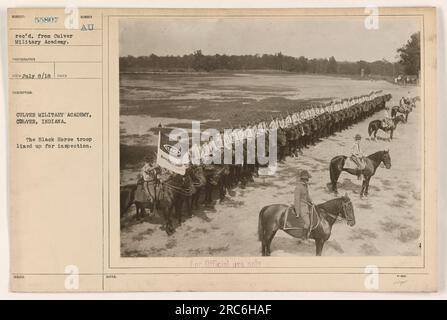 Das Bild zeigt die Black Horse Truppe, die zur Inspektion an der Culver Military Academy in Culver, Indiana, ansteht. Das Foto wurde am 8. Juli 1918 als Teil der Dokumentation amerikanischer Militäraktivitäten während des Ersten Weltkriegs aufgenommen. Stockfoto