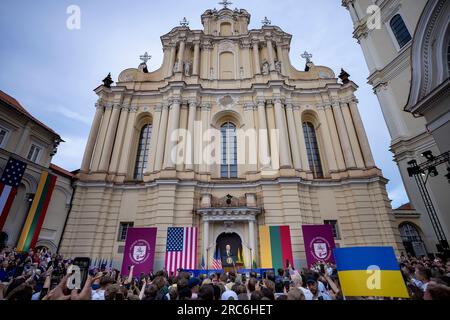 Vilnius, Litauen. 12. Juli 2023. US-Präsident Joe Biden hält eine Rede an die litauischen und ukrainischen Nationen, die sich nach dem NATO-Gipfel am 12. Juli 2023 in Vilnius, Litauen, weigern, sich der russischen Aggression an der Universität von Vilnius zu beugen. Schätzungsweise 10.000 Menschen schwenkten litauische, amerikanische und ukrainische Flaggen und jubelten den Präsidenten an. Kredit: Adam Schultz/White House Photo/Alamy Live News Stockfoto