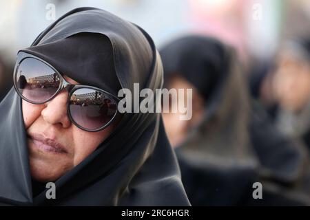 Teheran, Iran. 12. Juli 2023. Eine iranische verkleidete Frau in einem schwarzen Chador schaut bei einer Pro-Hijab-Kundgebung anlässlich des Hijab- und Keuschheitsfeiertags am Imam-Hossein-Platz in der Innenstadt von Teheran zu. Viele muslimische Frauen auf der ganzen Welt ziehen es vor, ihre Haare aus religiösen oder traditionellen Gründen zu bedecken, auch im Iran. Aber im Iran ist der Hijab seit fast einem Jahrhundert auch ein umstrittenes politisches Thema. (Kreditbild: © RouzbritFouladi/ZUMA Press Wire) NUR REDAKTIONELLE VERWENDUNG! Nicht für den kommerziellen GEBRAUCH! Stockfoto