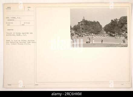 Truppen des 312. MaschinengewehrBataillons nehmen an einer Parade in Washington Teil Die Bande des Bataillons führt den Weg, während die Truppen die Massachusetts Avenue hinunter in Richtung Thomas Circle marschieren. Das Foto wurde von Sgt. Combs am 19. Juni 1919 aufgenommen und erhielt am 7. Juni 1919 eine Beschreibung. Stockfoto