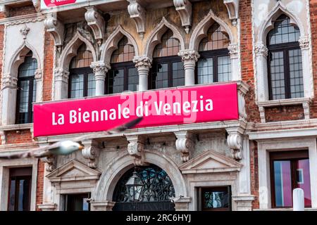 Venedig, Italien - 2. April 2022: Zeichen der jährlichen Biennale von Venedig in italienischer Sprache, an einer palazzo-Mauer aufgehängt. Stockfoto
