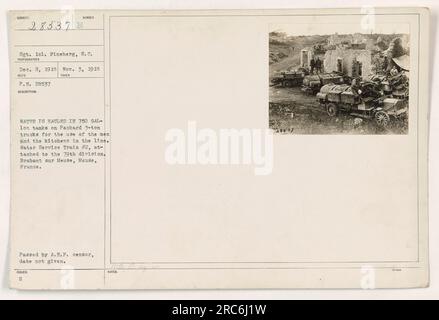 Wasser wird in 750-Gallonen-Tanks auf Packard 3-Tonnen-LKWs transportiert, die von Soldaten und Küchen an der Front verwendet werden. Dieses Bild wurde in Brabant sur Mause, Maas, Frankreich, aufgenommen und entspricht Subjekt Nr. 28537 in der Fotografie der amerikanischen Militäraktionen während des ersten Weltkriegs. Dieses Foto wurde zwischen dem 2. Dezember 1918 und dem 3. November 1919 aufgenommen. Stockfoto