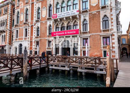 Venedig, Italien - 2. April 2022: Zeichen der jährlichen Biennale von Venedig in italienischer Sprache, an einer palazzo-Mauer aufgehängt. Stockfoto