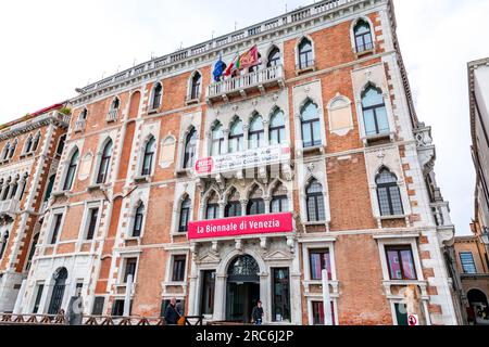 Venedig, Italien - 2. April 2022: Zeichen der jährlichen Biennale von Venedig in italienischer Sprache, an einer palazzo-Mauer aufgehängt. Stockfoto