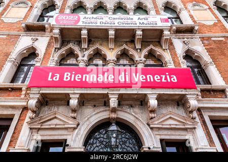 Venedig, Italien - 2. April 2022: Zeichen der jährlichen Biennale von Venedig in italienischer Sprache, an einer palazzo-Mauer aufgehängt. Stockfoto
