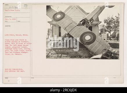 Ein Flugzeug aus Love Field in Dallas, Texas, landete gewaltsam in Rockwell, Texas. Die Landung führte zu erheblichen Schäden am Flugzeug, darunter zwei unreparierbare linke Flügel, einen zerstörten Propeller und einen stark gerissenen Rumpf. Fahrwerk, zwei rechte Flügel, Stabilisator und Flossen waren ebenfalls beschädigt. Der Pilot des Flugzeugs war Lieutenant Daniels. Dieses Foto darf nicht veröffentlicht werden und ist nur für den offiziellen Gebrauch bestimmt. Stockfoto