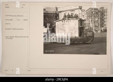 Soldaten der Army Supply Base Construction Division, die an einer Siegesparade in New York City, New York, teilnehmen. Das Foto wurde von dem Fotografen G.H. Lyon und hat die Nummer 47853. Sie wurde am 19. Mai ausgestellt. Die Bauabteilung spielte eine wichtige Rolle bei der Unterstützung der Armee im Ersten Weltkrieg. Stockfoto