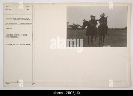 Soldaten, die an den Sportveranstaltungen in Fort Myer, Virginia, teilnehmen, nehmen am Rettungsrennen Teil. Auf diesem Foto, das am 26. Mai 1920 aufgenommen wurde, wurden die Gewinner des Rennens erfasst. Die Veranstaltung wurde vom US-Militär veranlasst. Stockfoto