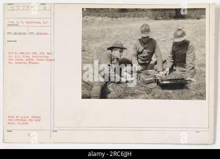 Pvt. L. P. Goldshlag des 116.-Feldsignals Bn. Wir empfangen Anweisungen über die E.T.P.S., die einen Satz von Sgt. H.C. senden Vick in Couddes, Frankreich. Dieses Foto wurde am 10. August 1918 aufgenommen und ist im Besitz des A.E.P. Zensors. Es ist nur zur offiziellen Verwendung. Es wurde am 13. September 1918 herausgegeben. Stockfoto