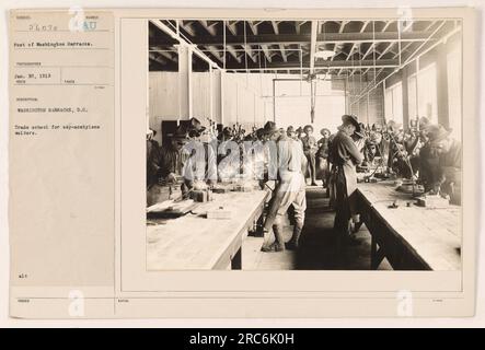 Foto aufgenommen am 30. Januar 1919, in Washington Barracks, D.C. Die Abbildung zeigt eine Berufsschulumgebung, die sich der Ausbildung von Acetylen-Sauerstoff-Schweißern widmet. Diese Bildungseinrichtung wurde gegründet, um Fähigkeiten in Schweißtechniken zu entwickeln, die für militärische Aktivitäten während des Ersten Weltkriegs relevant sind.“ Stockfoto