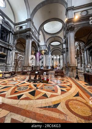 Venedig, Italien - 2. April 2022: Innenansicht von Chiesa di San Salvador vom Campo San Salvador in Venedig, Italien Stockfoto