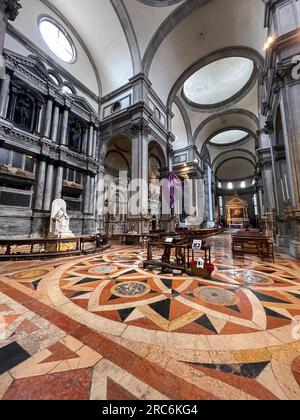 Venedig, Italien - 2. April 2022: Innenansicht von Chiesa di San Salvador vom Campo San Salvador in Venedig, Italien Stockfoto