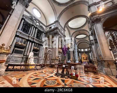 Venedig, Italien - 2. April 2022: Innenansicht von Chiesa di San Salvador vom Campo San Salvador in Venedig, Italien Stockfoto