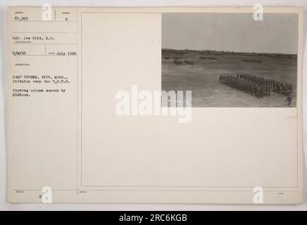 Soldaten in R.O.T.C., die in Camp Devens, Ayer, Massachusetts, trainieren, können gesehen werden, wie sie Kolumnenschwadronen bilden. Das Foto, aufgenommen von Sergeant Joe Hits am 2. August 1920, hat die Nummer 69.203. Als offizielles Protokoll bereitgestellt, ergänzt es die Dokumentation militärischer Aktivitäten in Camp Devens während dieses Zeitraums. Stockfoto