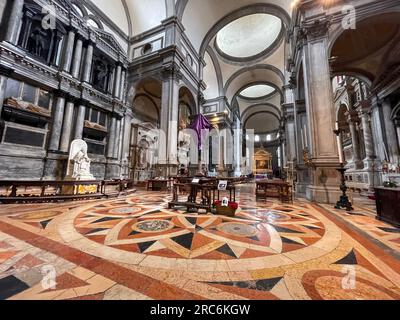 Venedig, Italien - 2. April 2022: Innenansicht von Chiesa di San Salvador vom Campo San Salvador in Venedig, Italien Stockfoto