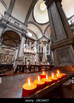 Venedig, Italien - 2. April 2022: Innenansicht von Chiesa di San Salvador vom Campo San Salvador in Venedig, Italien Stockfoto