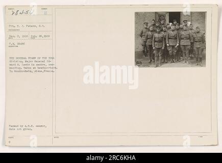 Der Generalstab der 30. Division unter der Leitung von Generalmajor Edward M. Lewis am Hauptsitz in Montbrehain, Aisne, Frankreich. Dieses Foto wurde am 20. Oktober 1918 aufgenommen und zeigt Pvt. E. J. Peters vom Signal Corps (S.C.), der den Tatort festnimmt. Es wurde vom A.E.F.-Zensor verabschiedet, obwohl das genaue Datum nicht angegeben ist. 111-SC-28456. Stockfoto