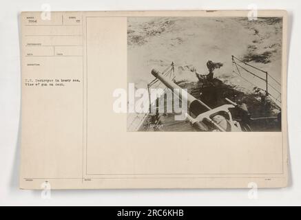 USA Zerstörer auf rauer See, mit freier Sicht auf eine Waffe auf dem Deck. Die Waffe scheint ein 5-Zoll-Humber-Modell zu sein. Dieses von RECO aufgenommene Foto zeigt die starke Präsenz amerikanischer Militäraktivitäten während des Ersten Weltkriegs. Die Hinweise geben das Aktenzeichen 2994 an. Stockfoto