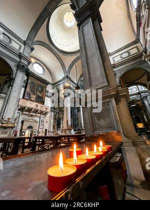 Venedig, Italien - 2. April 2022: Innenansicht von Chiesa di San Salvador vom Campo San Salvador in Venedig, Italien Stockfoto