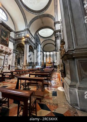 Venedig, Italien - 2. April 2022: Innenansicht von Chiesa di San Salvador vom Campo San Salvador in Venedig, Italien Stockfoto