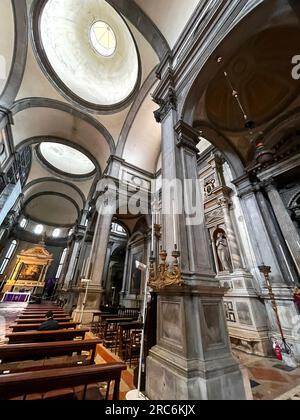 Venedig, Italien - 2. April 2022: Innenansicht von Chiesa di San Salvador vom Campo San Salvador in Venedig, Italien Stockfoto