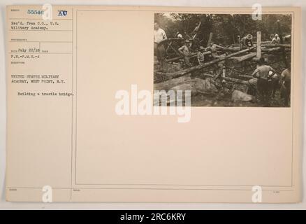 Amerikanische Soldaten, die an der United States Military Academy in West Point, NY, eine Böschungsbrücke bauen. Das Foto wurde während des Ersten Weltkriegs aufgenommen. Die Truppen arbeiten intensiv daran, die Brücke zusammenzustellen, die wahrscheinlich für militärische Zwecke genutzt wird. Stockfoto