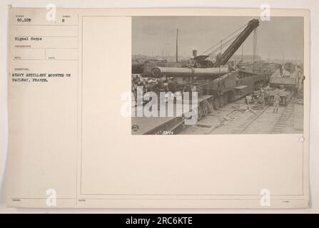 Schwere Artillerie, die während des Ersten Weltkriegs in Frankreich auf einer Eisenbahn transportiert und montiert wurde. Dieses Foto wurde vom Fotografen des Signalkorps KEC Talen aufgenommen. Das Bild hat die Nummer 50.109 und gehört zu einer Sammlung von Fotografien, die amerikanische Militäraktivitäten während des Krieges zeigen. Stockfoto