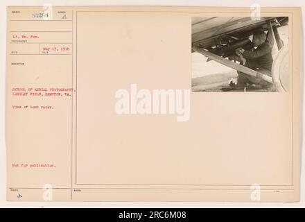 SCHULE DER LUFTFOTOGRAFIE, LANGLEY FIELD, HAMPTON, VA. Dieses Foto zeigt eine Ansicht der Bombenständer mit LT. WM. Fuchs im Subjekt. Es wurde am 13. Mai 1918 in der School of Aerial Photography in Langley Field, Hampton, VA aufgenommen. Dieses Bild ist nicht zur Veröffentlichung vorgesehen. Stockfoto