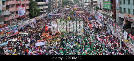 Dhaka, Bangladesch. 12. Juli 2023. Die Nationalistische Partei Bangladeschs versammelt sich vor dem Zentralbüro von Naya Paltan und verkündet seine Forderung nach einem Punkt - Rücktritt der Regierung der Awami-Liga und Abhaltung der nächsten Parlamentswahlen unter einer neutralen Regierung. Um ihre Forderungen zu erfüllen, wird die Partei am 18. Und 19. Juli in allen Hauptquartieren der Stadt und des Bezirks Märsche abhalten. (Foto: Tahsin Ahmed/Pacific Press) Kredit: Pacific Press Media Production Corp./Alamy Live News Stockfoto