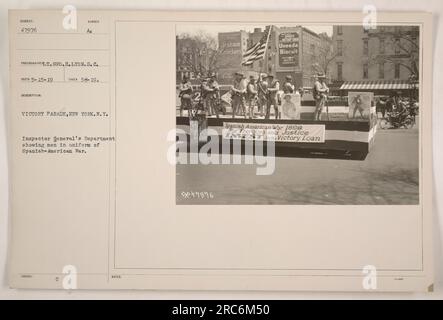 Sachliche Beschreibung: "Mitglieder des Generalinspekteurs während der Siegesparade, New York City, tragen Uniformen aus dem spanisch-amerikanischen Krieg. Foto aufgenommen am 15. Mai 1919, von Geo H.Lyon.S.C. Das Bild zeigt Personen mit Schildern für Granam Crackers, Uneeda Biscuit und den Aufruf zur Investition in das Victory-Darlehen. In den Notizen wird die Bedeutung des spanisch-amerikanischen Krieges im Jahr 1898 für Freiheit und Gerechtigkeit erwähnt." Stockfoto