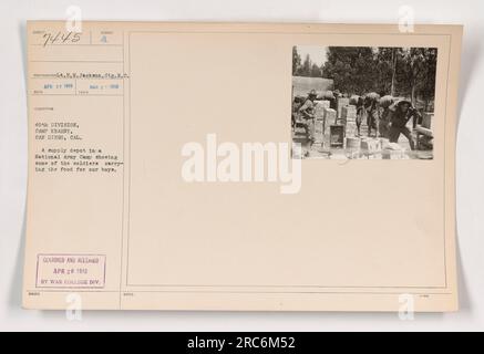 Soldaten in einem Vorratslager in Camp Kearny, San Diego, transportieren Nahrung für amerikanische Truppen während des Ersten Weltkriegs Dieses Foto wurde im März 1918 aufgenommen und zeigt die Logistik und die Hilfsmaßnahmen, die zur Unterstützung der in der 40. Division stationierten Soldaten erforderlich sind. Es wurde zensiert und am 20. April 1918 von der Abteilung des war College veröffentlicht. Das Bild bietet einen Blick hinter die Kulissen der Bemühungen des amerikanischen Militärs während dieser Zeit. Stockfoto