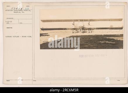 Vorderansicht eines Caproni Biplanes, fotografiert in der Aviation Experiment Station, Hampton, VA. Das Bild wird aus einem niedrigen Winkel aufgenommen und erfasst das Flugzeug im Detail. Das Caproni Biplane wurde während des Ersten Weltkriegs für Flugexperimente verwendet. Datum des Fotos ist der 15. Januar 1919." Stockfoto