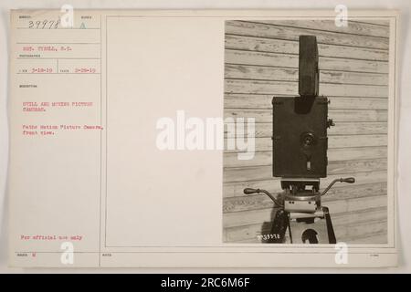 Eine Pathe Motion Picture Camera, Vorderansicht. Diese Abbildung zeigt eine Standbild- und Kamera für bewegte Bilder, die im Ersten Weltkrieg verwendet wurde Die Kamera wurde von S.C. benutzt Tyrell, ein Fotograf, am 28. Februar 1919. Es wurde von der Regierung ausschließlich zur offiziellen Verwendung ausgestellt. Notiert als Subject 39978 und beschrieben als C3-18-19. Stockfoto