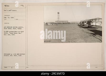 Das Bild zeigt Rich Field, eine Flugschule des Air Service in Waco, Texas, während des Ersten Weltkriegs. Das Foto wurde am 4. Dezember 1918 während des „Tages der offenen Tür“ in der Schule aufgenommen, die rund 25.000 Besucher anlockte. Das Foto wurde am 13. Januar bzw. am 31. Dezember 1918 von der Film- und Bildersparte empfangen und veröffentlicht. Stockfoto