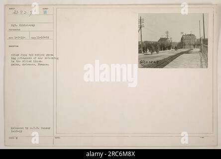 Titel: "Kriegsgefangene, die zu alliierten Linien zurückkehren, Sedan, Frankreich" Bildunterschrift: Amerikanische Soldaten zeigen Kriegsgefangene des Feindes, die über die Sumberbrücke in Sedan, Ardennen, Frankreich, zu den Alliierten zurückkehren. Dieses Foto wurde am 16. November 1918 aufgenommen und erhielt Sgt. Eikleberry am 7. Januar 1919. Das Bild wurde am 16. Januar 1919 vom amerikanischen Expeditionstruppen-Zensor veröffentlicht. (111-SC-33829) Stockfoto