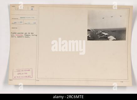 Flugzeuge auf Grund und in der Luft in Issoudon, Frankreich während des Besuchs von Minister Baker im Februar 1918. Das Foto zeigt die Flugaktivitäten während des Ersten Weltkriegs. Dieses Bild wurde vom Signalkorps aufgenommen und im April 1918 von der Abteilung des war College veröffentlicht. Stockfoto