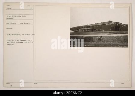 CPL. Steiniger macht ein Foto von Q.M. Gebäude in Baltimore, Md Dieses Bild zeigt Pier Nr. 9 am Locust Point, MD, wo Auslandsfracht abgewickelt wird. Das Foto wurde am 18. April 1919 aufgenommen. Hinweise auf dem Bild weisen auf seine Verbindung mit der Baltimore ACO Railroad hin. Stockfoto