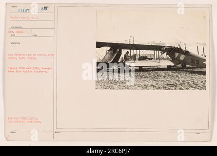 Überschrift: Air Service Flying School, Rich Field, Waco, Texas. Zwei Flugzeuge, 5019 und 3847, erlitten Schäden, wenn sie beim Rollen versehentlich zusammenstießen. Dieses Foto wurde im Dezember 1918 aufgenommen und ist nur für den offiziellen Gebrauch bestimmt. Nicht zur Veröffentlichung. Stockfoto