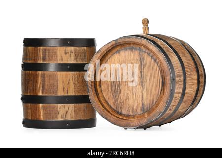 Zwei traditionelle Holzfässer isoliert auf Weiß Stockfoto