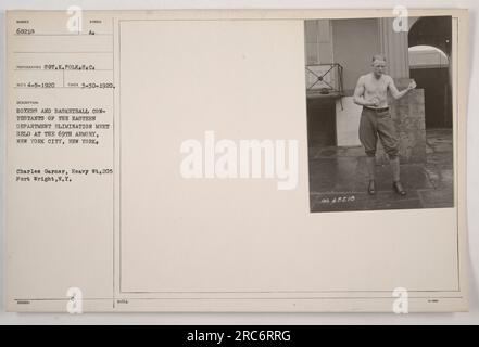 Gruppenfoto von Boxern und Basketball-Kandidaten, die am Eliminierungstreffen der Eastern Department teilnahmen, das im 69. Armory in New York City, New York, stattfand. Das Foto wurde am 30. März 1920 von Sergeant K. Polk vom Signalkorps aufgenommen. Einer der dargestellten Boxer ist Charles Garner mit einem Gewicht von 205 kg aus Fort Wright, N.Y. Stockfoto