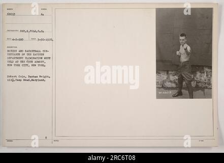 Boxer und Basketballspieler, die an der Eliminierung des östlichen Departements teilnehmen, treffen sich in der 69. Armory in New York City. Einer der Boxer auf dem Bild ist Robert Cole, der in der Bantam-Gewichtskategorie mit einem Gewicht von 111 1/2 kg mitgemacht hat. Cole aus Camp Meade, Maryland. Das Foto wurde am 30. März 1920 von Sergeant K. Polk vom Signalkorps aufgenommen. Stockfoto