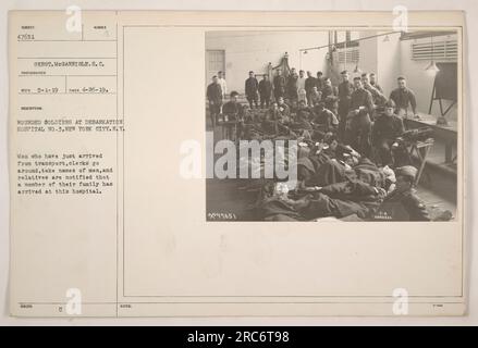 Verwundete Soldaten im Debbaration Hospital, Nr. 3, New York, NY. Angestellte sind anwesend, um die Namen von Neuankömmlingen zu notieren und ihre Angehörigen zu benachrichtigen. Dieses Foto wurde von Serot McGarrigle am 26. Januar 1919 aufgenommen. Das Bild zeigt eine Gruppe verwundeter Soldaten, die auf weitere medizinische Versorgung warten. (50 Wörter) Stockfoto