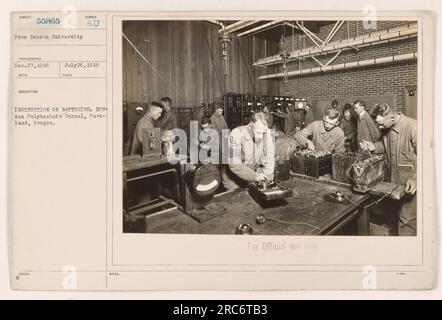 Soldaten der Benson Polytechnic School in Portland, Oregon, erhalten Anweisungen zum Umgang mit Batterien während des Ersten Weltkriegs. Dieses Foto wurde am 27. Dezember 1918 aufgenommen. Stockfoto