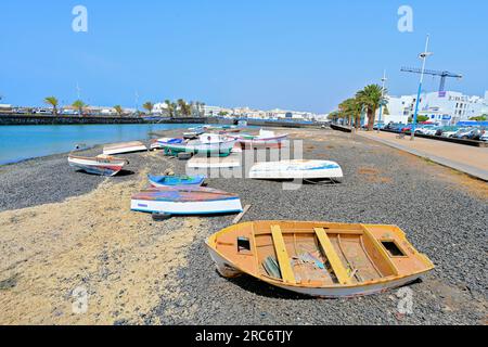 Lanzarote Kanarische Inseln Arrecife Stadt am Hafen mit Booten, weißen Gebäuden und blauem Himmel Stockfoto